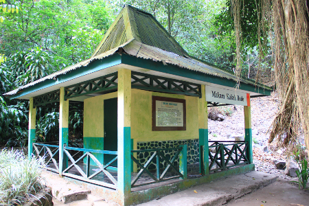muhammad17_3._Makam_Kakek_Bodo_tokoh_yang_namanya_dipakai_sebagai_sebutan_bagi_curug_tempat_sang_kakek_bertapa_.jpg