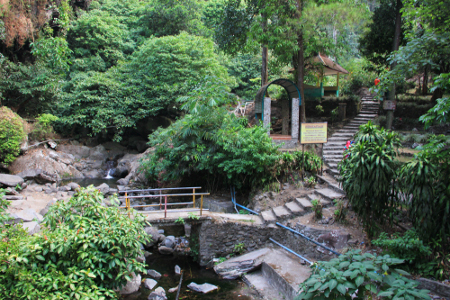 muhammad17_4._Track_yang_harus_dilalui_pengunjung_untuk_bisa_sampai_ke_Curug_Kakek_Bodo_.jpg
