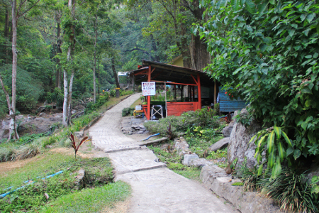 muhammad17_5._Lokasi_curug_yang_sejuk_dengan_dikelilingi_pepohonan_membuat_jalan_kaki_menyusuri_track_menuju_Curug_Kakek_Bodo_terasa_menyenangkan_.jpg