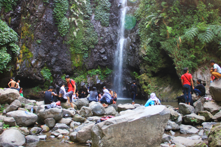 muhammad17_8._Curug_Kakek_Bodo_menjadi_salah_satu_pilihan_destinasi_liburan_favorit_bagi_keluarga_yang_mendambakan_keindahan_alam_di_kawasan_sejuk_.jpg