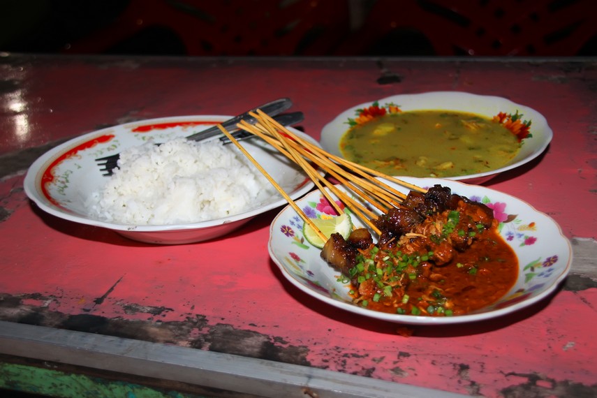apriyn7_Seporsi_lengkap_Sate_Matang_beserta_kuah_soto_yang_menggugah_selera.jpg